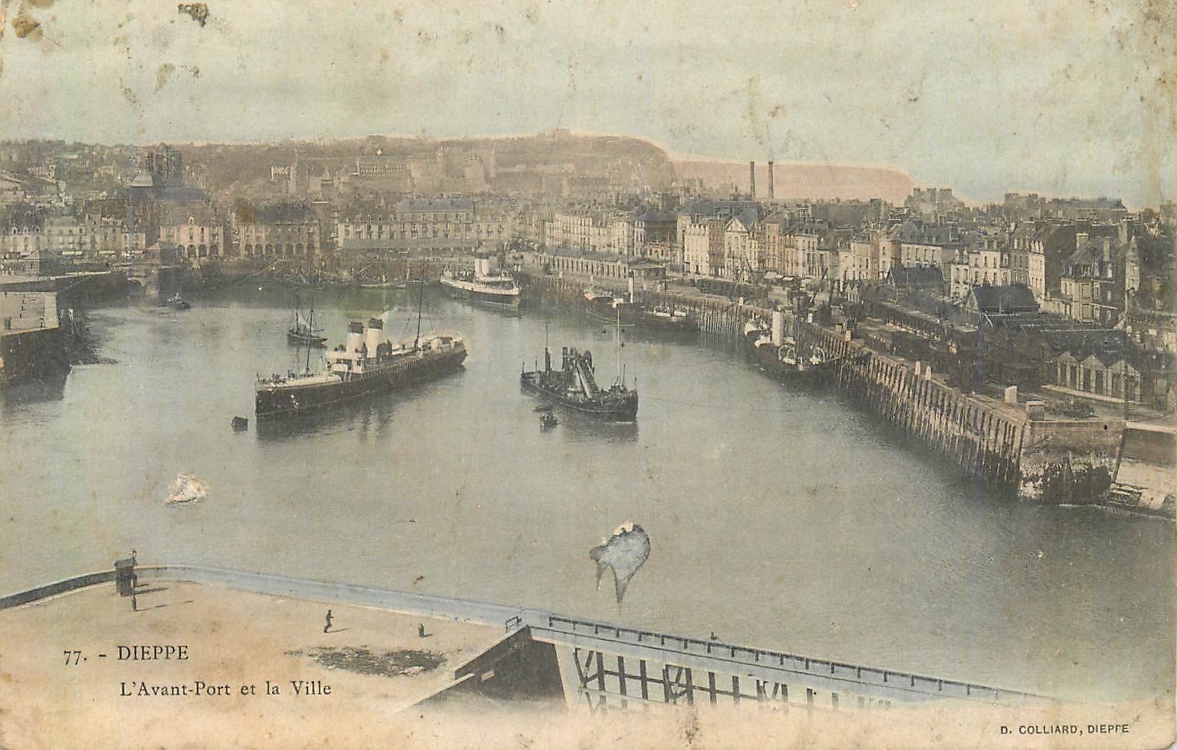 CPA Dieppe l'Avant Port et la Ville Bateaux