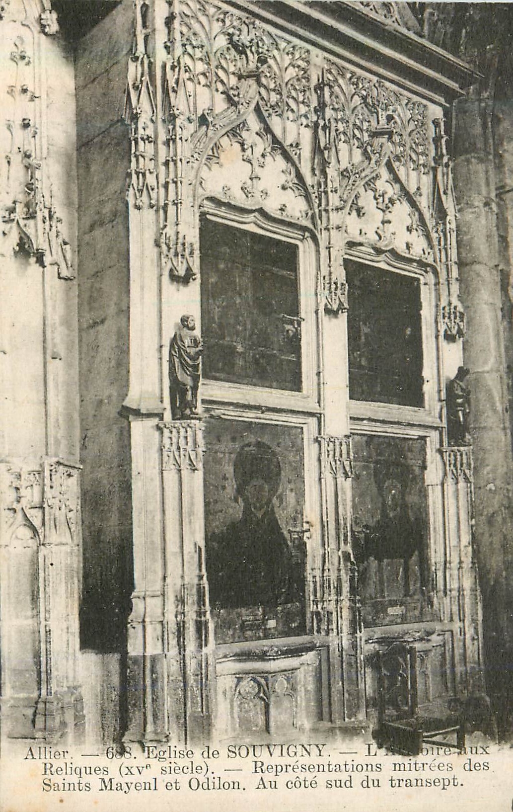 Église de Souvigny — L'Autel aux Reliquaires (xve siècle) — Représentations mitrées des Saints Mayenl et Odilon. Au côté sud du transept.