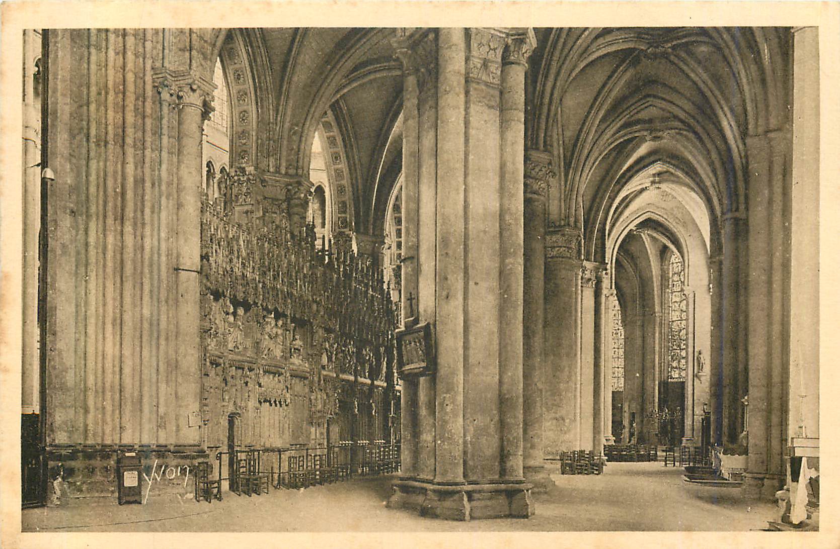 Chartres — Intérieur de la Cathédrale, Le Déambulatoire — Éditions d'Art YVON