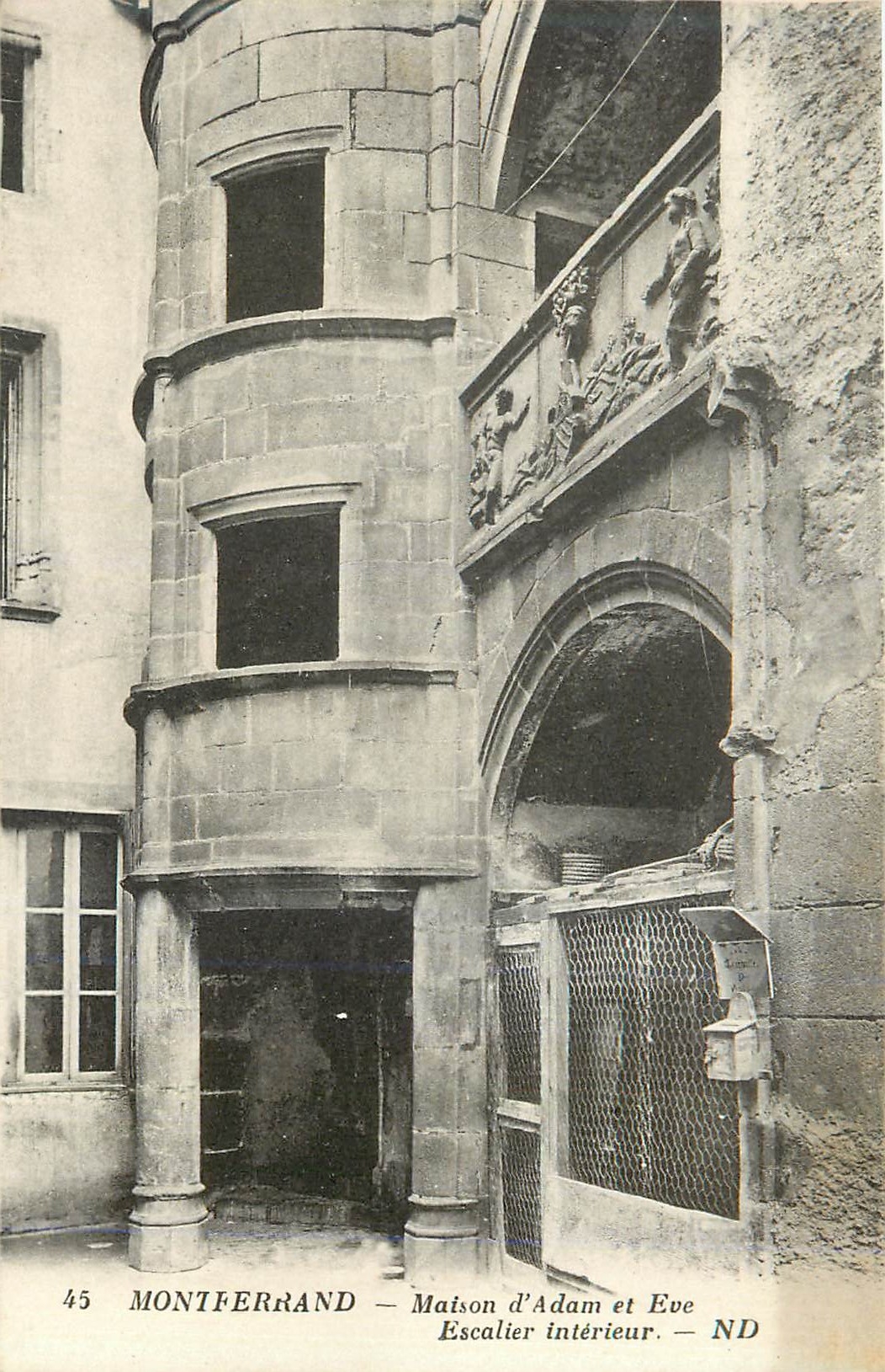 CPA Montferrand Maison d'Adam et Eve Ecalier Interieur