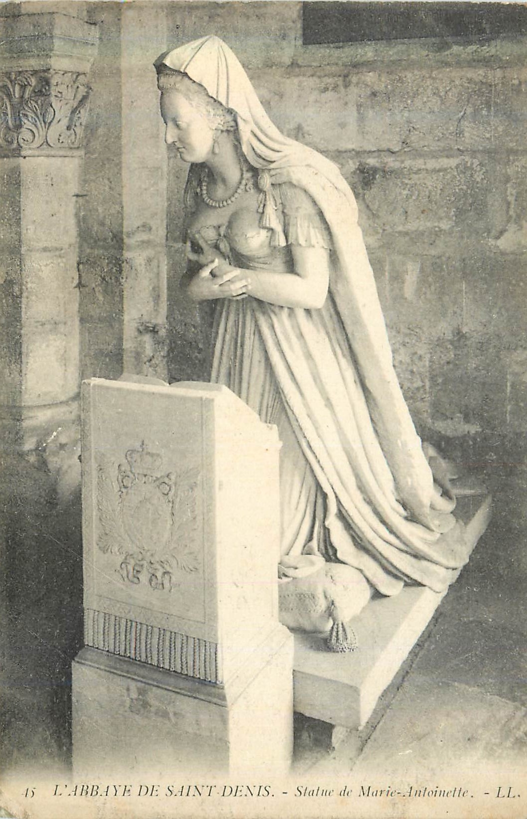 L'ABBAYE DE SAINT-DENIS — Statue de Marie-Antoinette — LL.