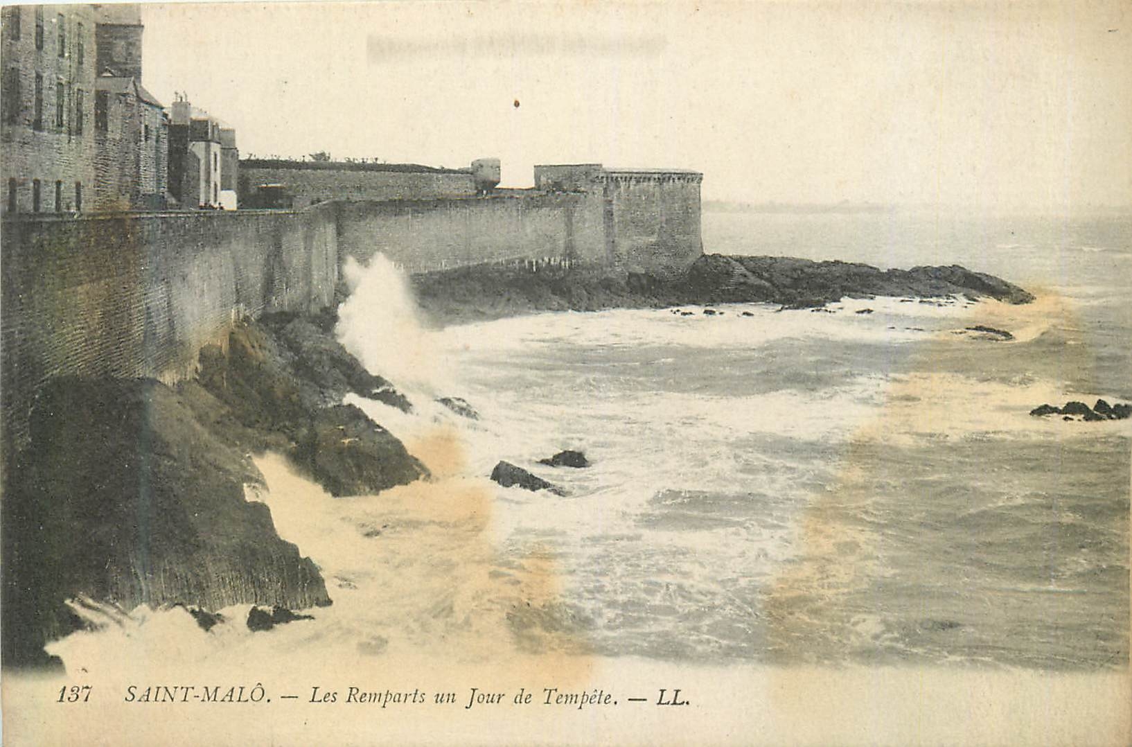 Saint-Malo — Les Remparts un Jour de Tempête — LL. n°137