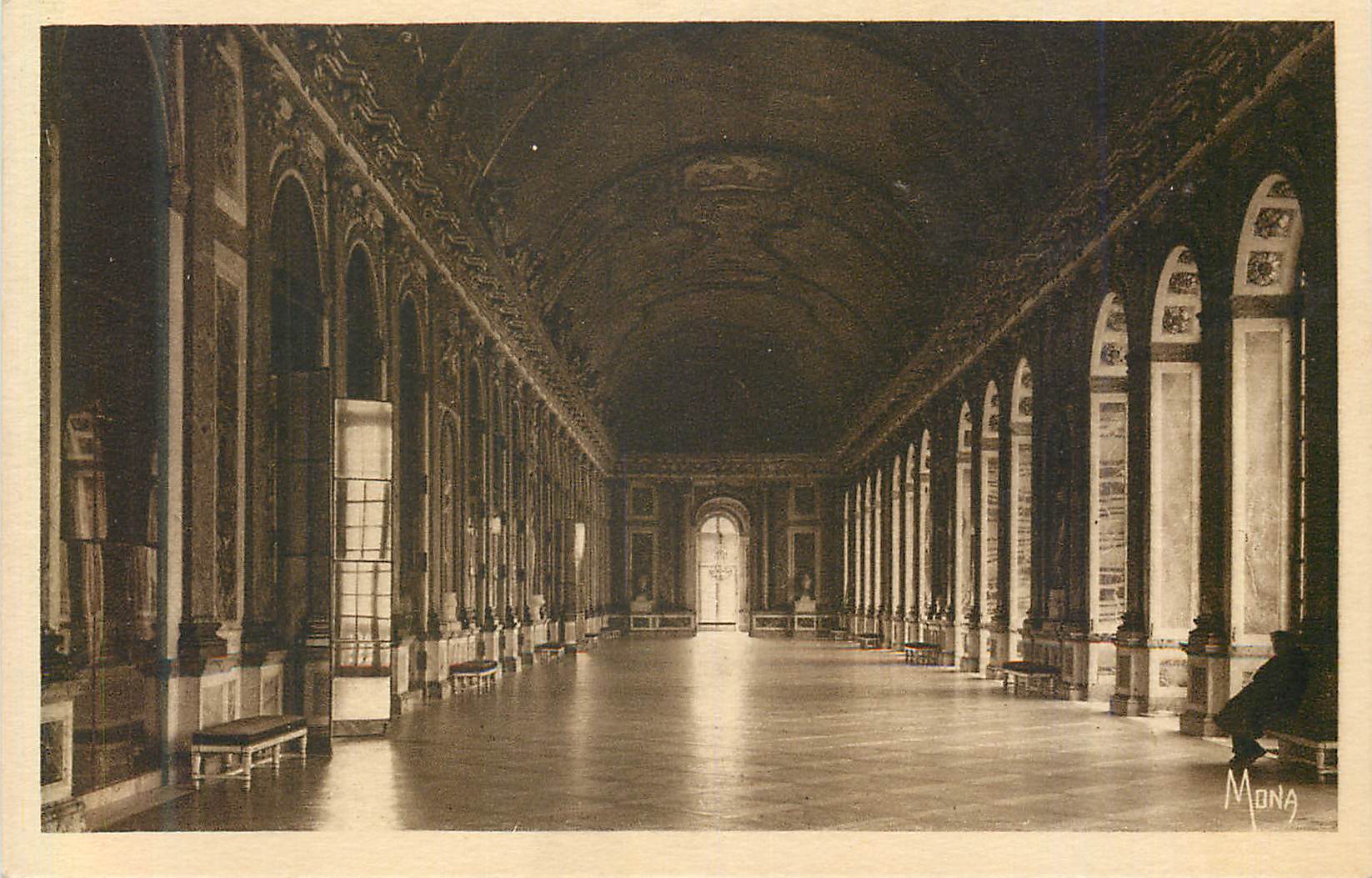 CPA les Petits Tableaux de Versailles la Galerie des Glaces l'un des Chefs d'Oeuvre de Mansart (Epoque Louis XIV)