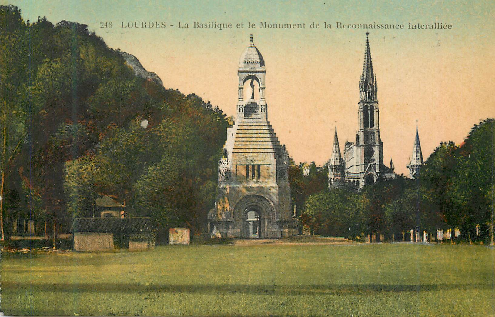 CPA Lourdes la Basilique et le Monument de la Reconnaissance Interalliee