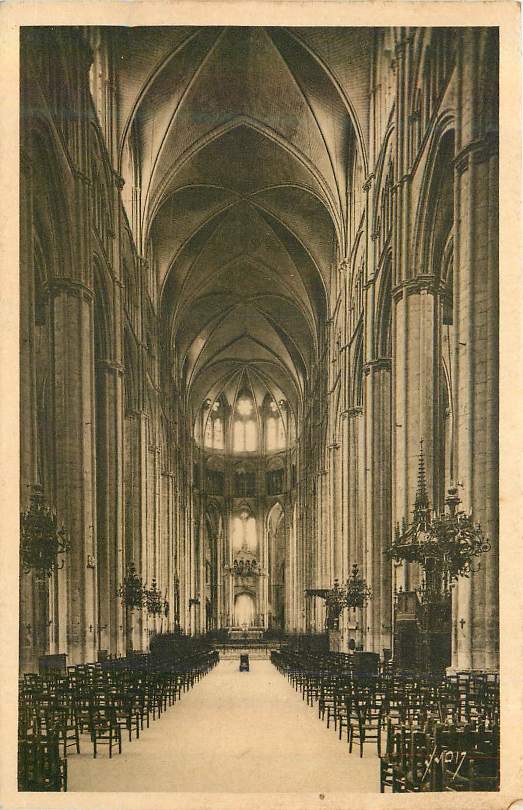 CPA Bourges (Cher) la Cathedrale la Grande Nef 