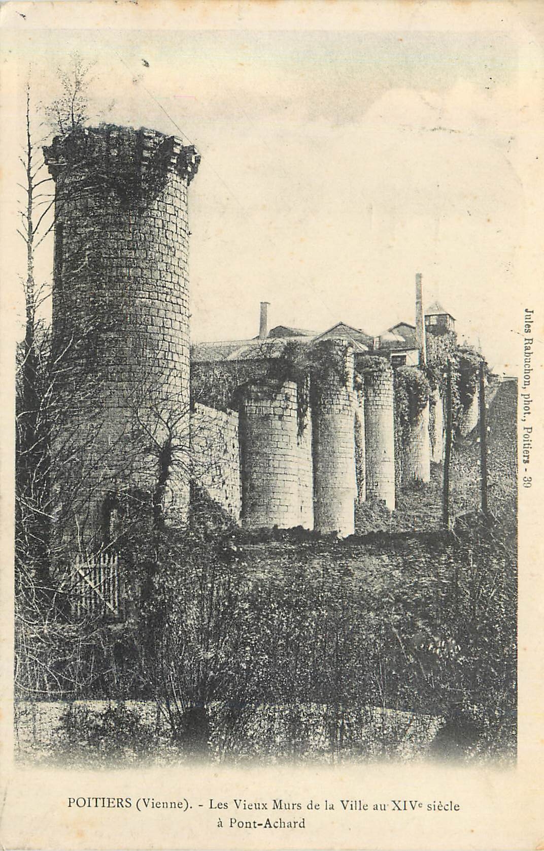 POITIERS (Vienne) - Les Vieux Murs de la Ville au XIVe siècle à Pont-Achard — Jules Rabuncion, phot. Poitiers - 80