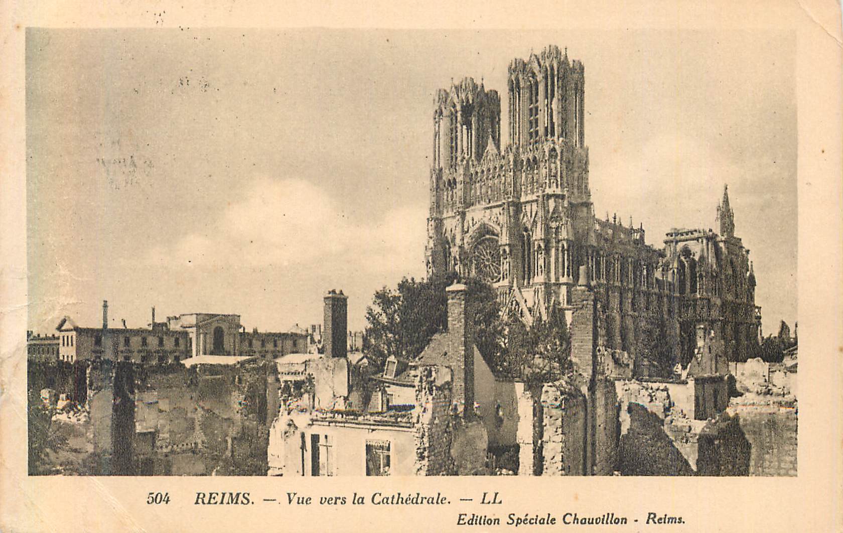 CPA Reims vue vers la Cathedrale