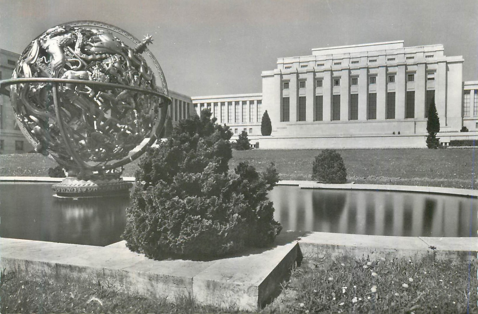CPM Geneve le Palais des Nations Unies et la Sphere Manship (Don de la Federation President W Wilson)