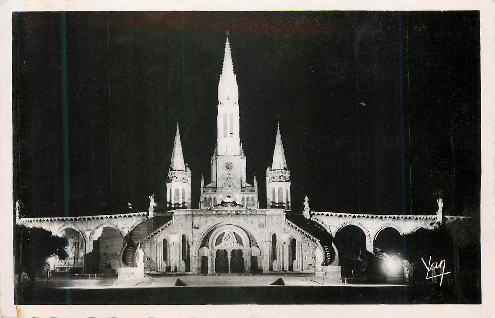 CPM Lourdes la Basilique Illuminee