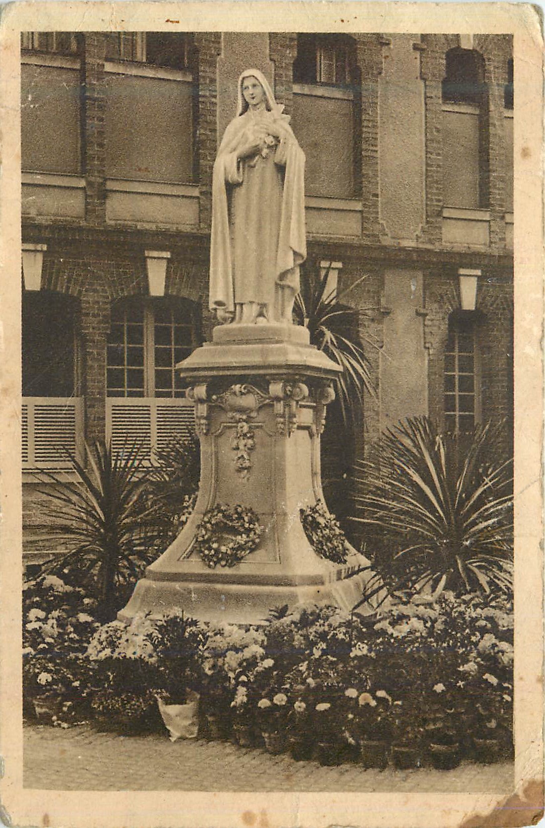 CPA la Statue de Ste Therese de l'Enfant Jesus pres de la Chapelle du Carmel de Lisieux
