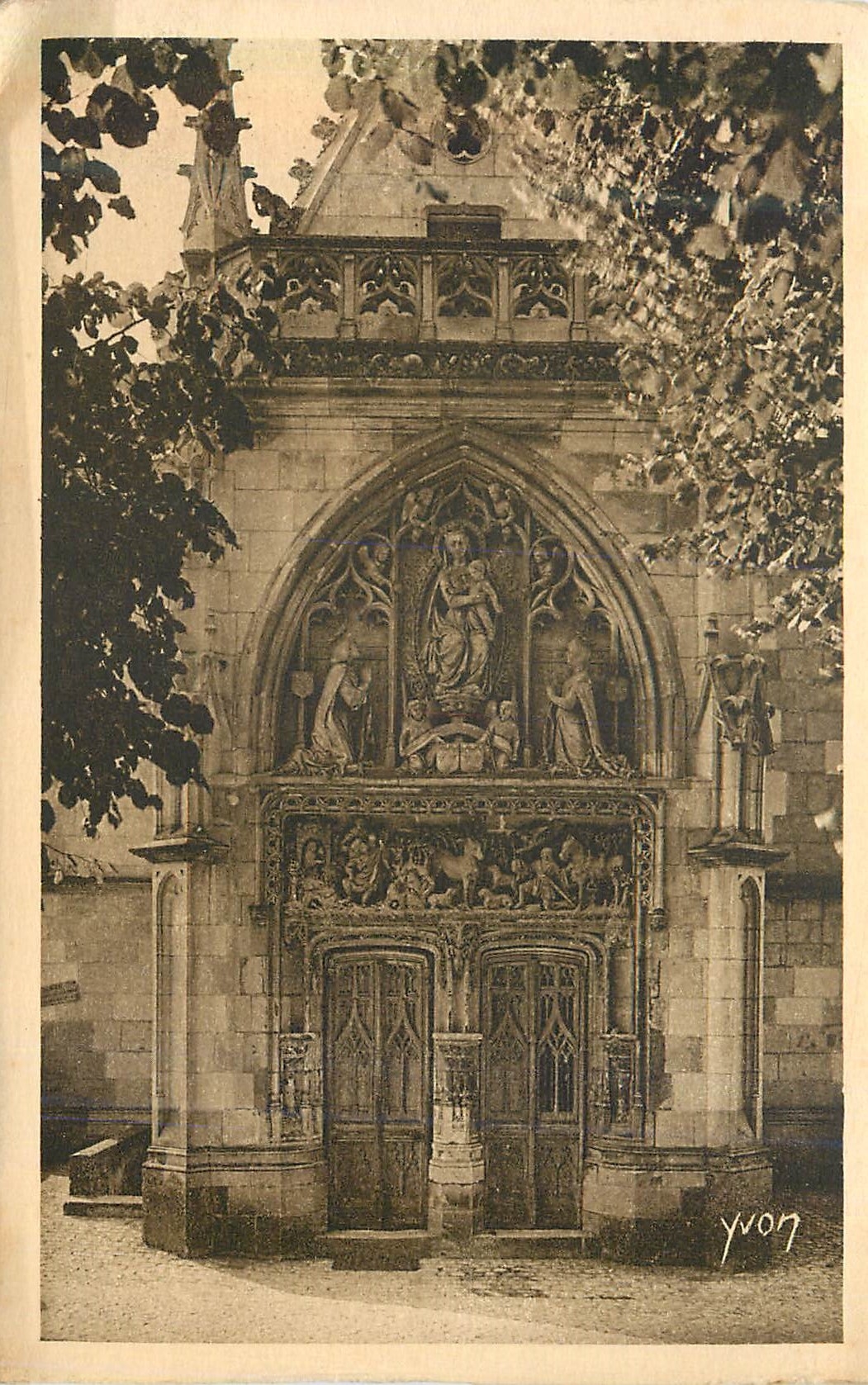 CPA Chateau d'Amboise Porte de la Chapelle St Hubert Construite par Charles VIII au XVe siecle la Douce France Chateaux 