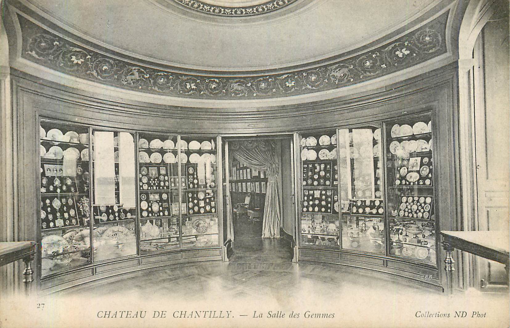 Château de Chantilly — La Salle des Gemmes — Collections ND Phot