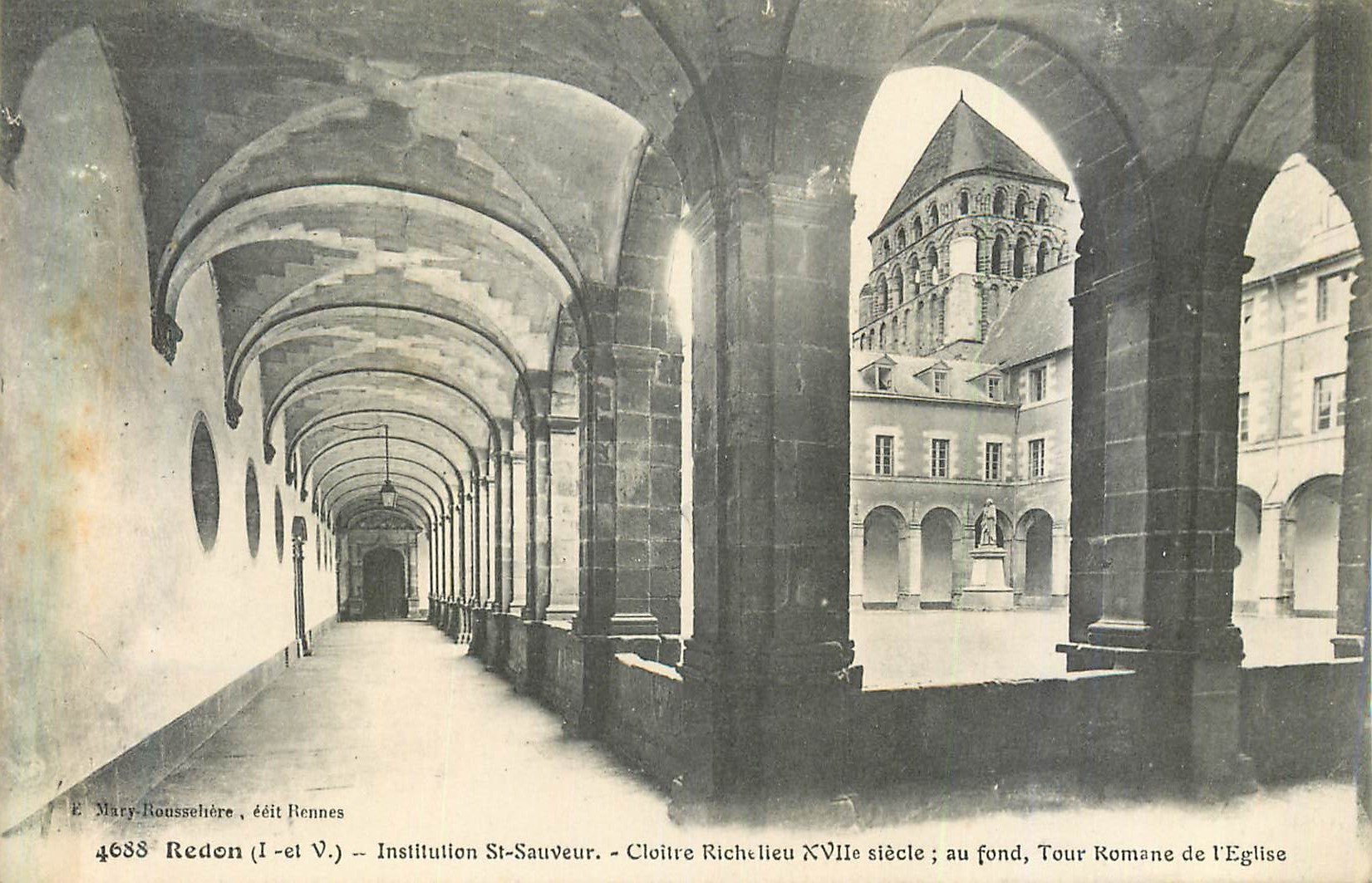CPA Redon (I et V) Institution St Sauveur Cloitre Richelieu XVIIe Siecle au Fond Tour Komane de L'Eglise