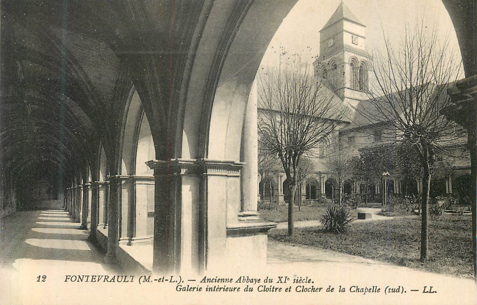 CPA Fontevrault (M et L) Ancienne Abbaye du XIe Siecle Galerie Interieur du Cloitre et Clocher de la Chapelle