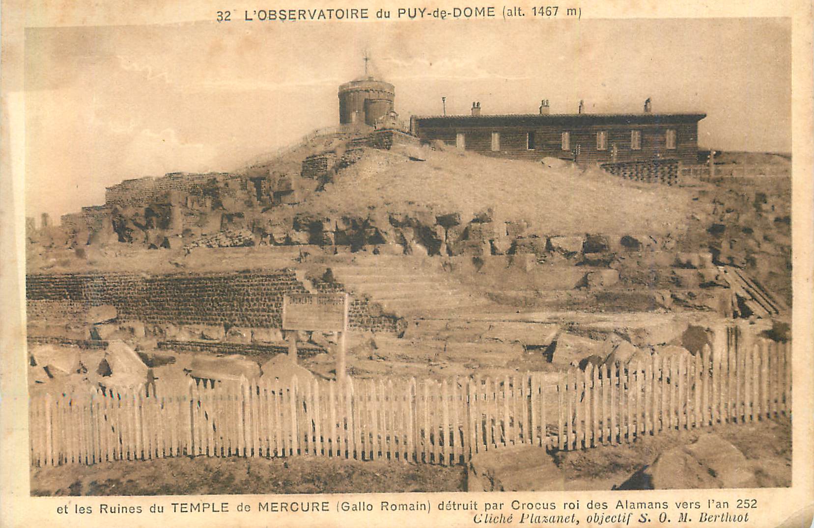 L'Observatoire du Puy-de-Dôme (alt. 1467 m) — et les Ruines du Temple de Mercure (Gallo-Romain) — cliché Plazanel, objectif S. O. M. Bertluot