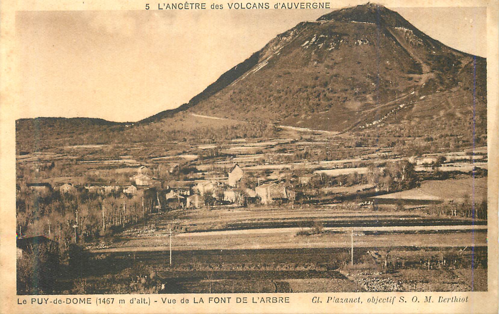 Le Puy-de-Dôme (1467 m d'alt.) — Vue de La Font de l'Arbre — Cl. Plazanet, objectif S. O. M. Berthiot