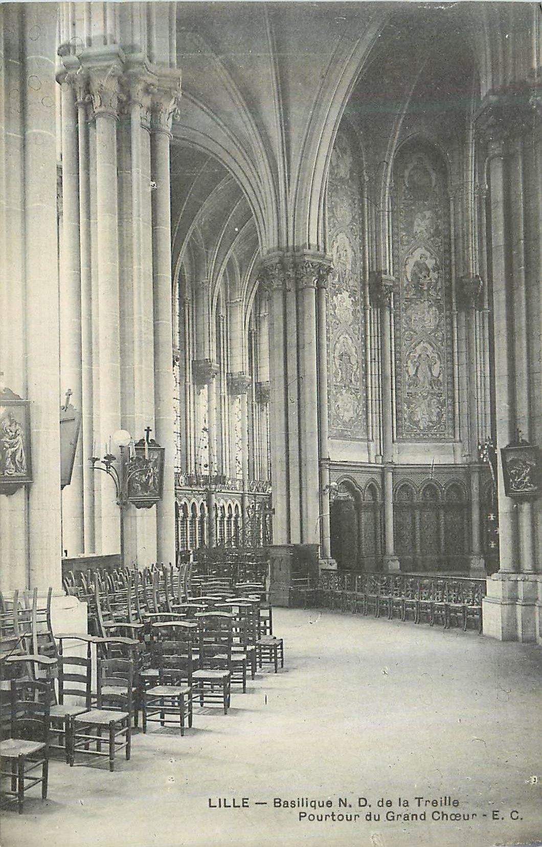 CPA Lille Basilique N D de la Treille Pourtour du Grand Choeur