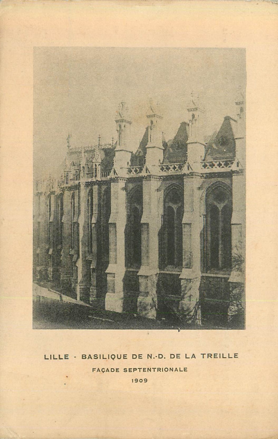 CPA la Basilique de N D de la Treille Facade Septentrionale Lille