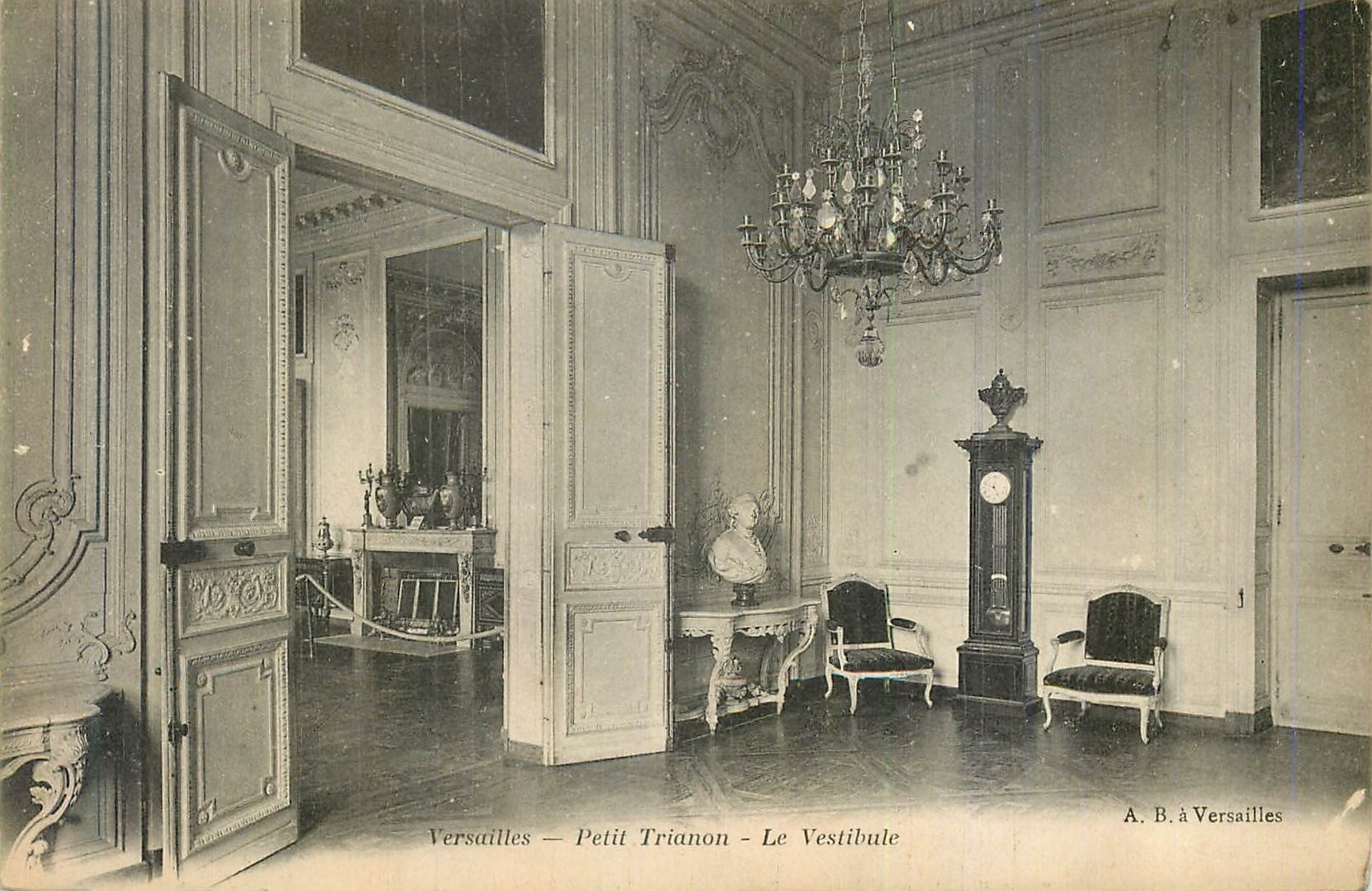 CPA Versailles Petit Trianon le Vestibule
