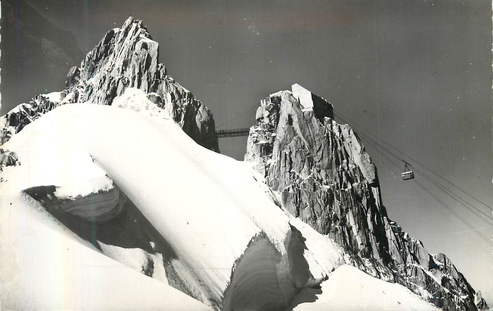 CPM le Plus Haut Teleferique du Monde (Tele de l'Aiguille du Midi) L'Arrivee a 3842 et la Dent Centrale
