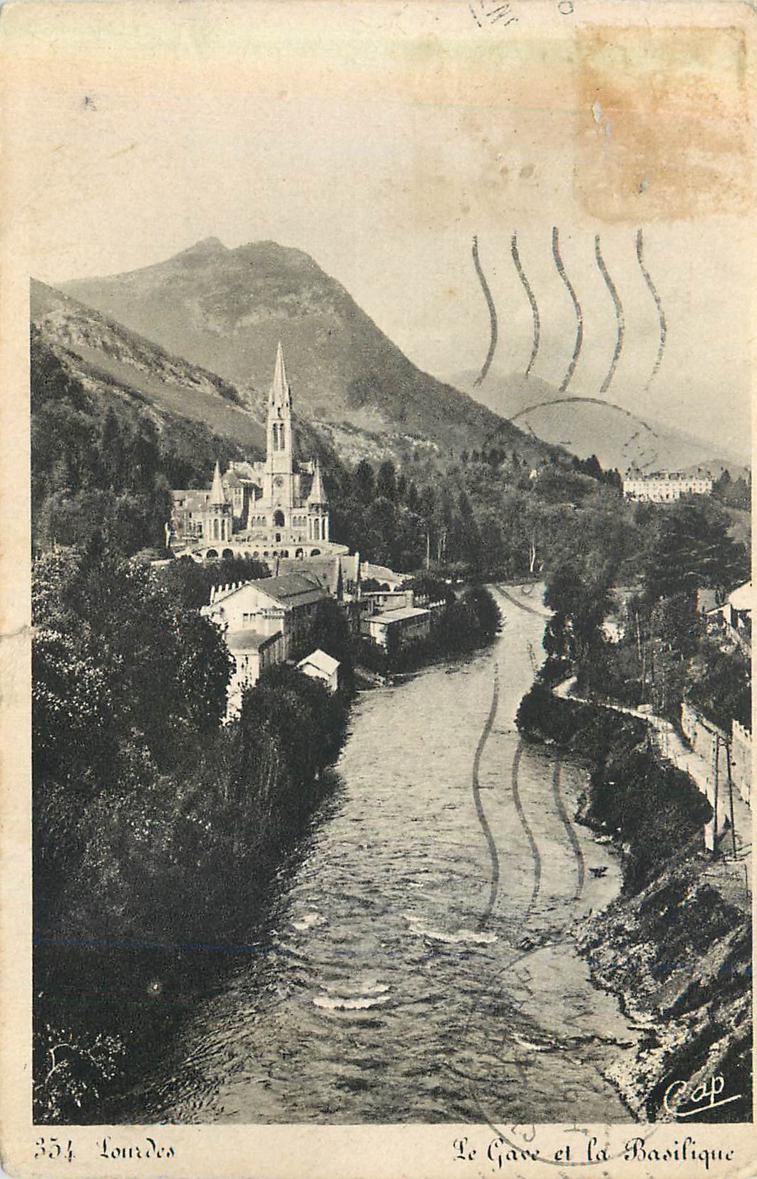 CPA Lourdes Le Gave et la Basilique