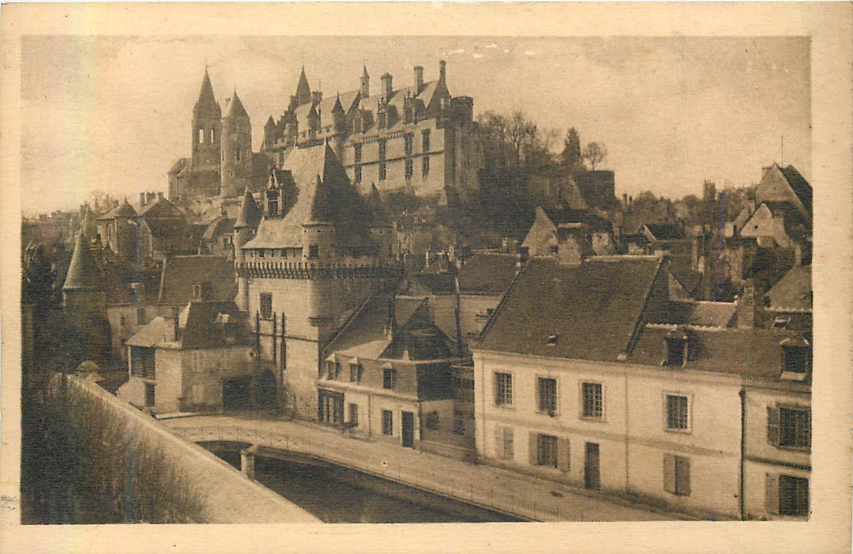 CPA Loches (I et L) Le Chateau Royal (Mon Hist) Bati au XIIe et Agrandi au XVe S et la Porte des Cordeliers