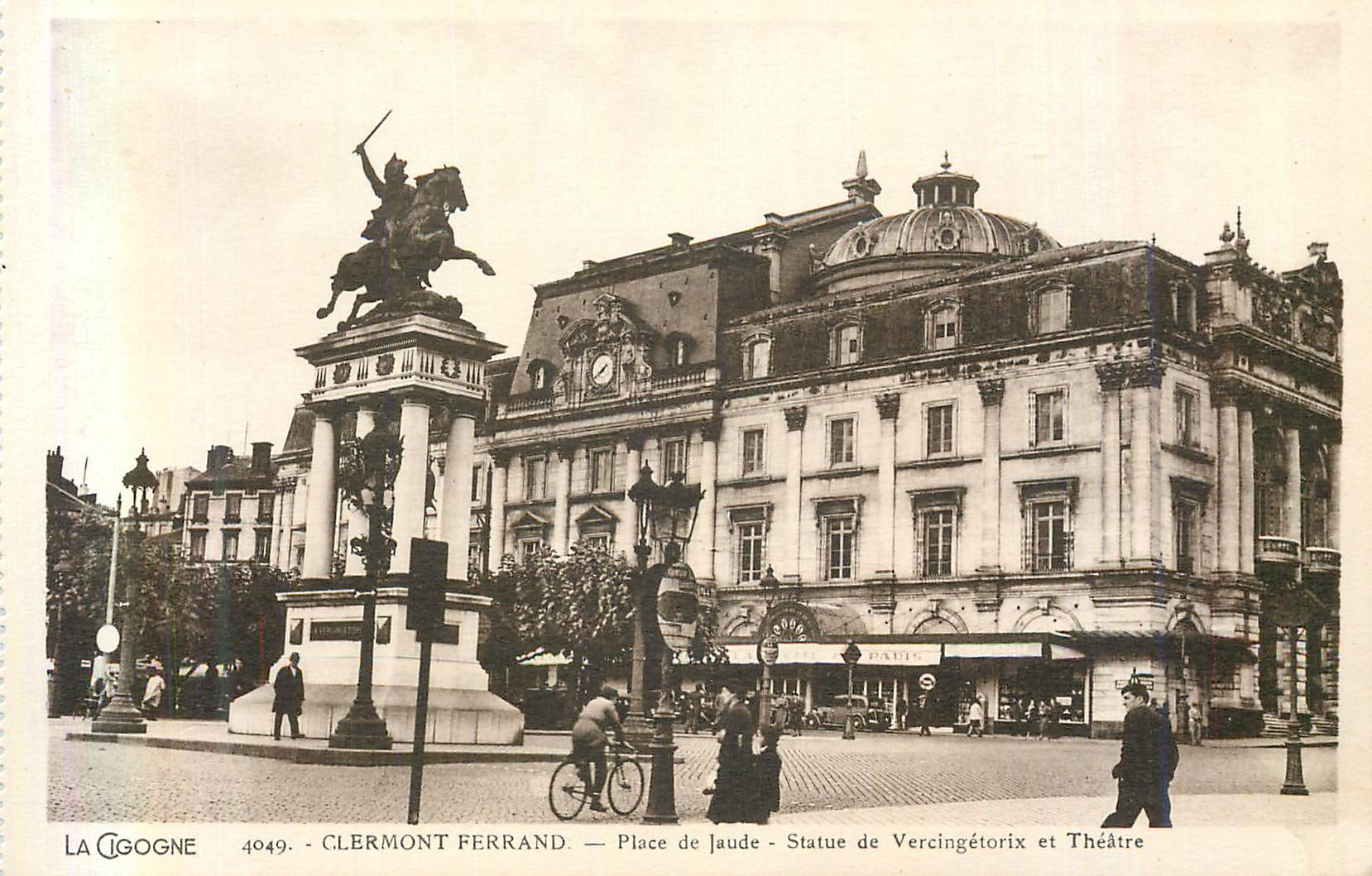 CPA Clermont Ferrand Place de Jaude Statue de Vercingetorix et Theatre