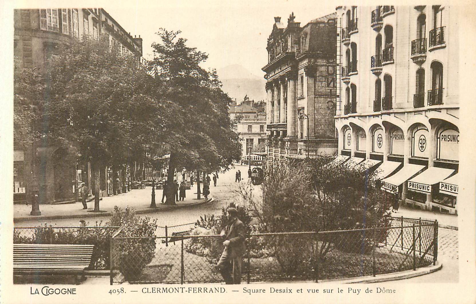 CPA Clermont Ferrand Square Desaix et Vue sur le Puy de Dome
