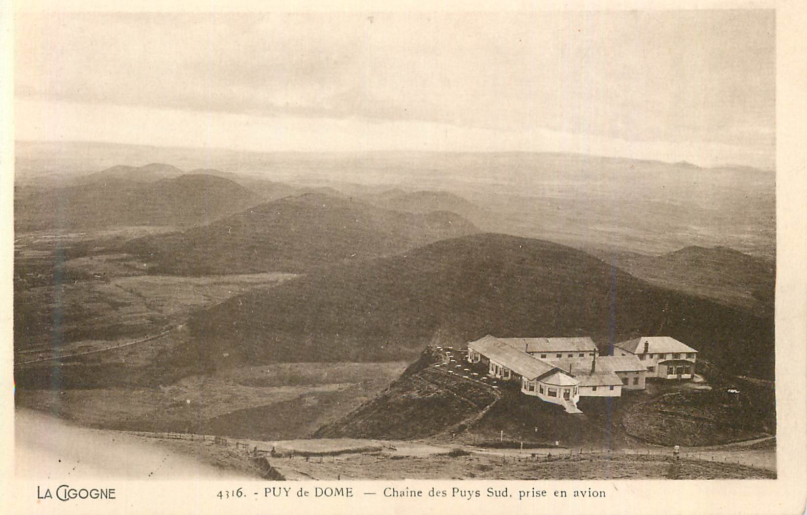 Puy de Dôme — Kette der Puy Sud, aufgenommen mit Flugzeug — La Cigogne, Nr. 4316