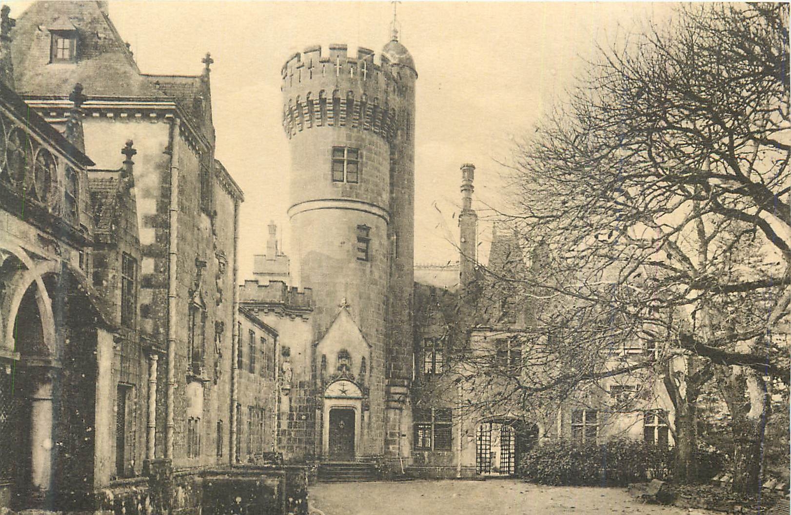 CPA Le Chateau de Keriolet La Cour d'Honneur Le Donjon
