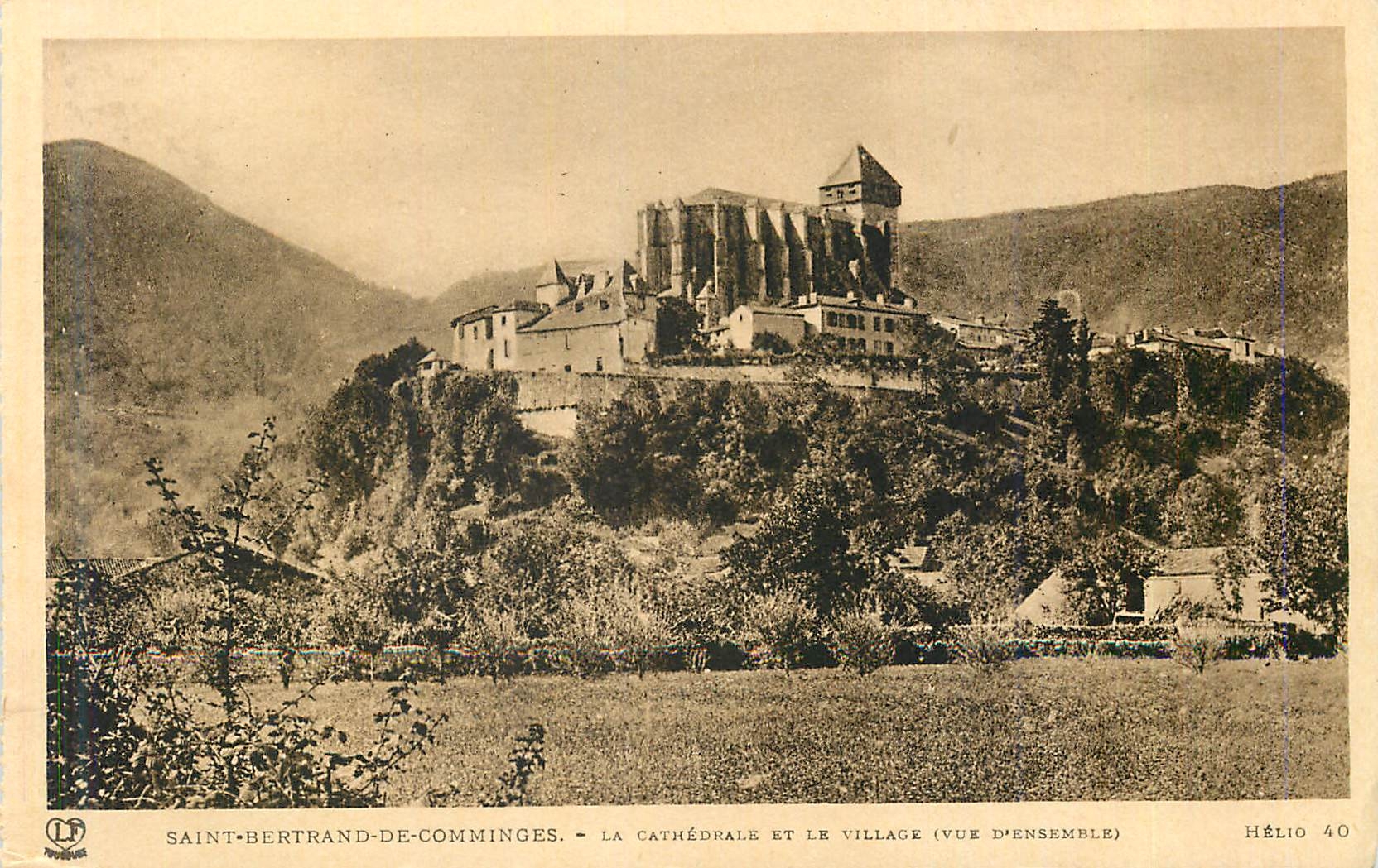 CPA Saint Bertrand de Comminges La Cathedrale et le Village (vue d'Ensemble)