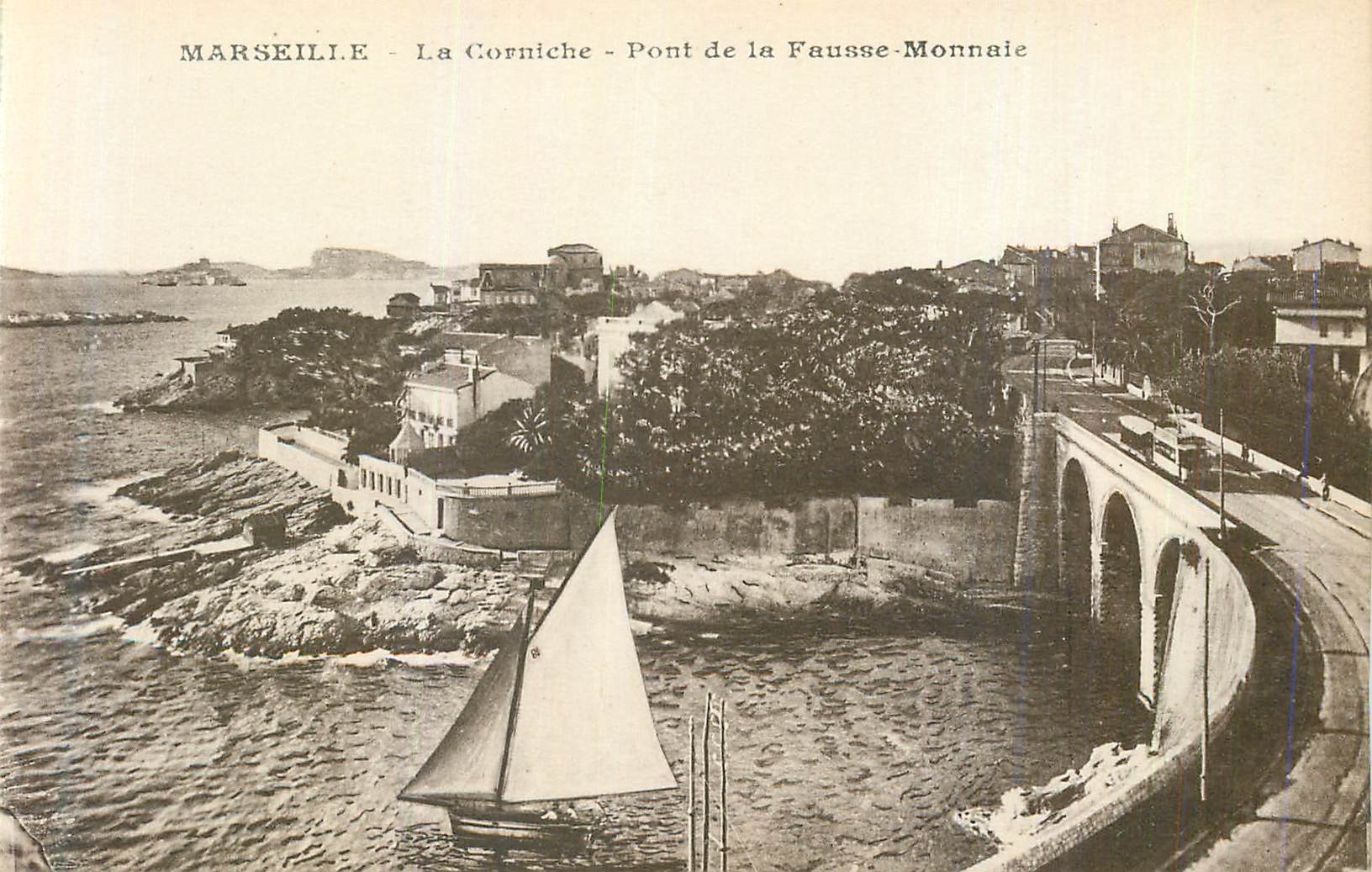 CPA Marseille La Corniche Pont de la Fausse Monnaie Bateau
