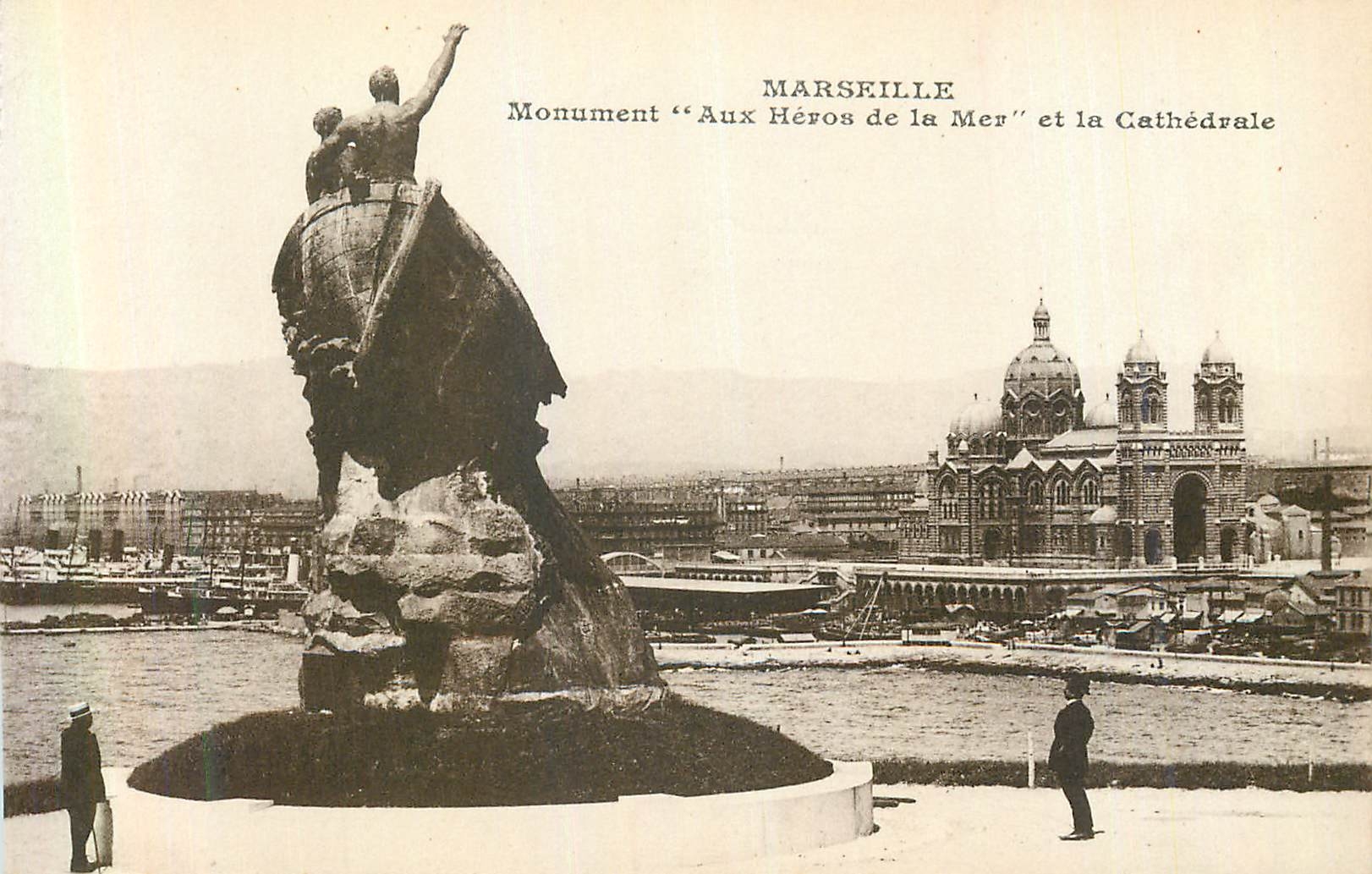 CPA Marseille Monument Aux Heros de la Mer et la Cathedrale
