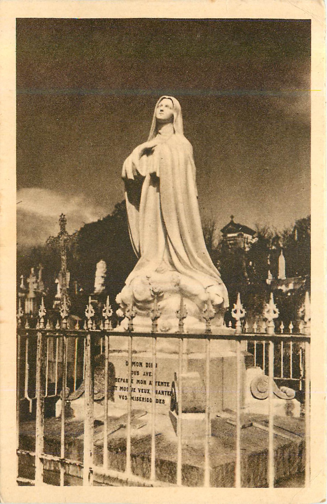 CPA Statue Erigee au Cimetiere des Carmelites de Lisieux sur L'Emplacement de la Derniere Tombe de Ste Therese de l'Enfa