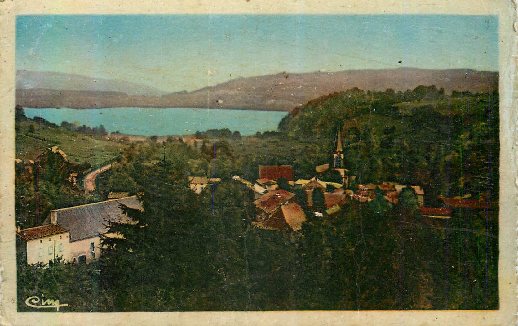L'Auvergne Pittoresque — Environs de Clermont (P.-de-D.) — Le Lac et le Village d'Aydat (80 hectares) — Combier Imp. Macon