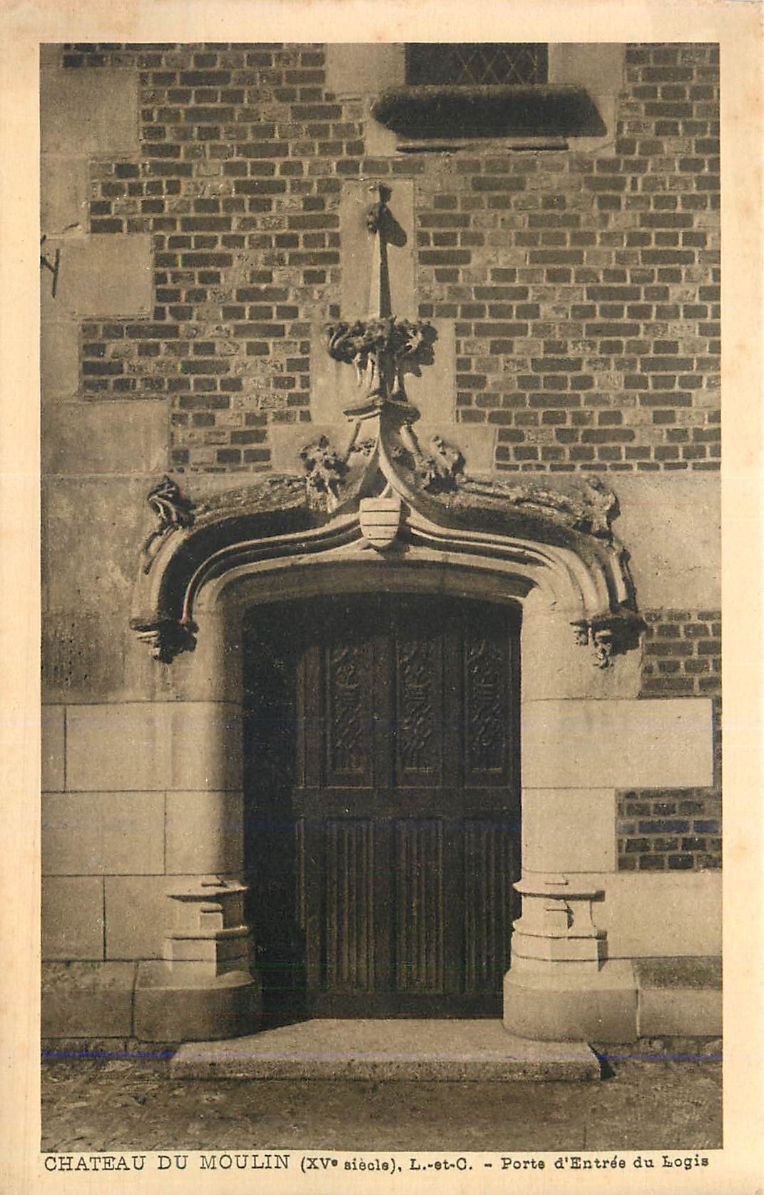 Château du Moulin — Porte d'Entrée du Logis — XVᵉ siècle, L. - st - C.
