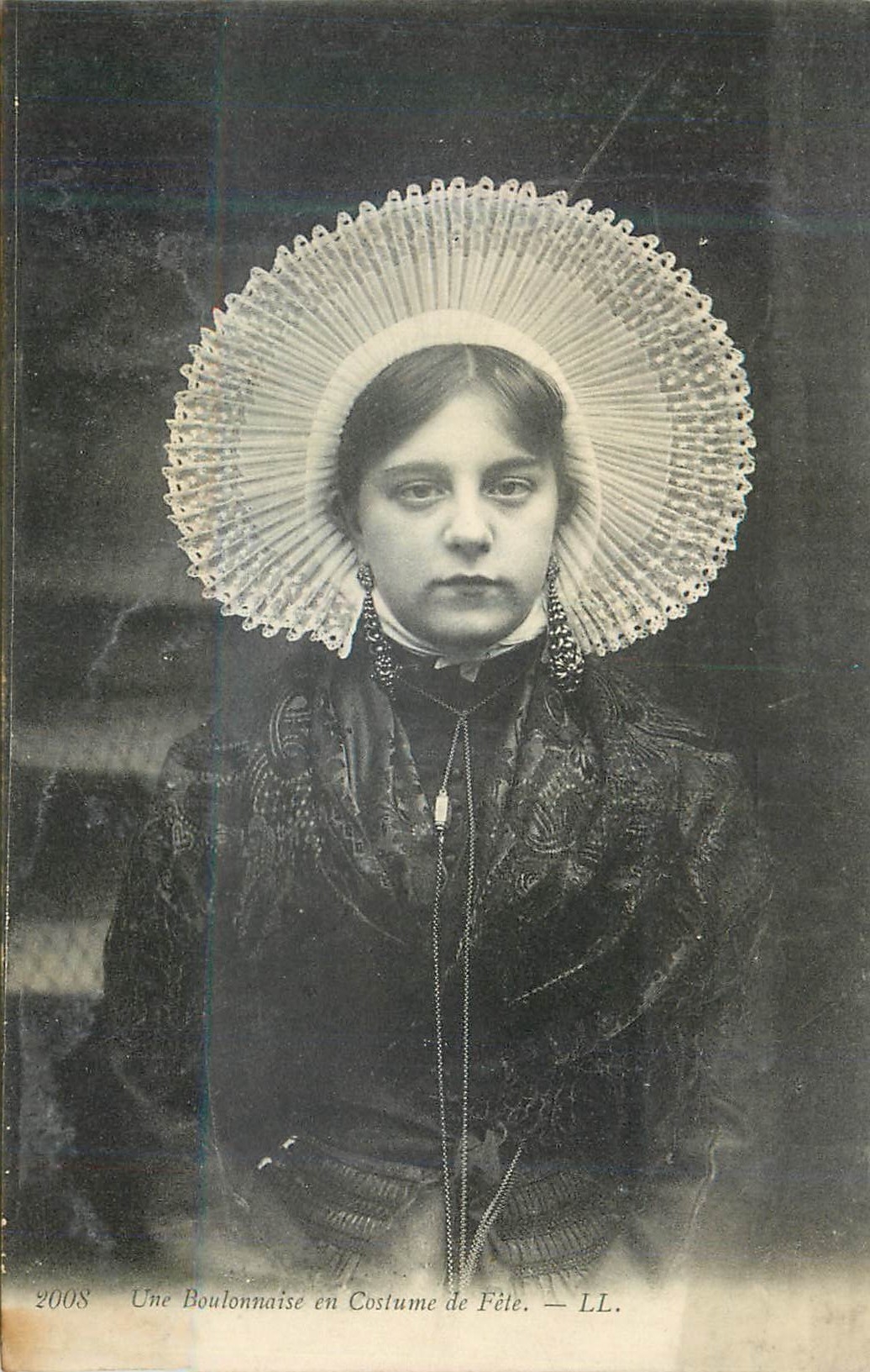 CPA Une Boulonnaise en Costume de Fete