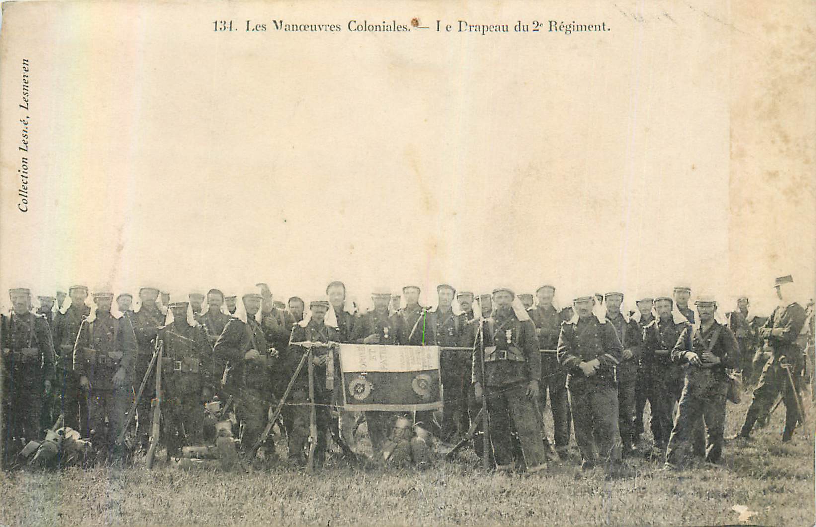 CPA Les Manoeuvres Coloniales Le Drapeaux du 2e Regiment Militaria