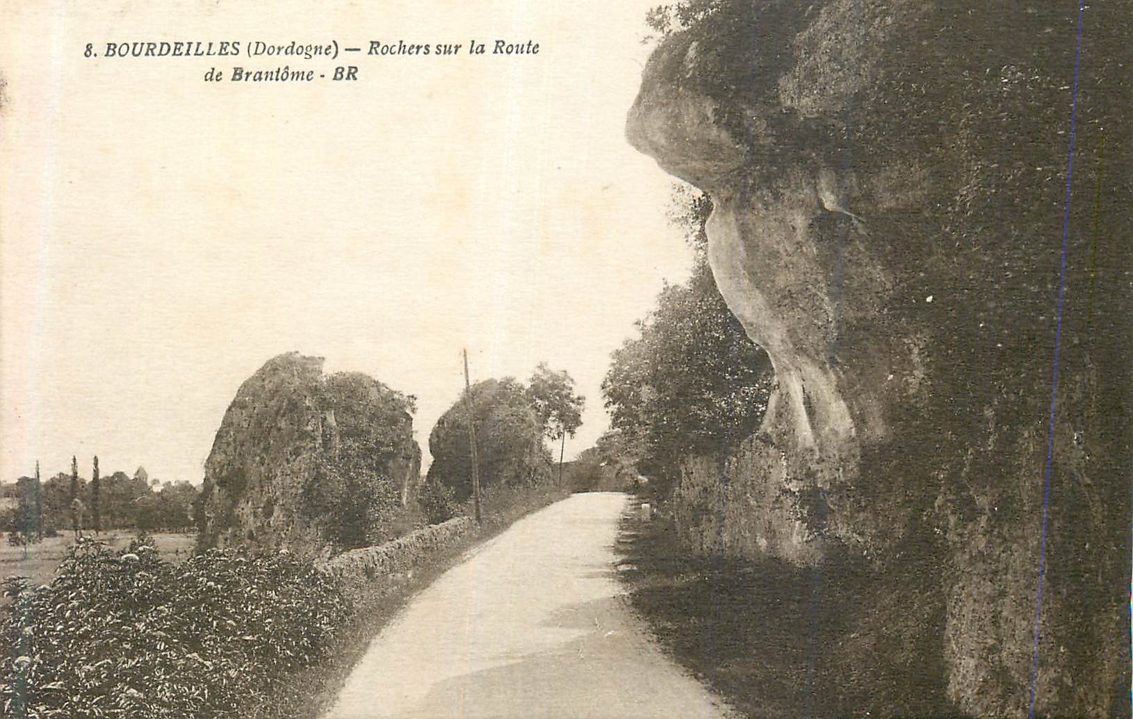 Bourdeilles (Dordogne) — Rochers sur la Route de Brantôme - BR