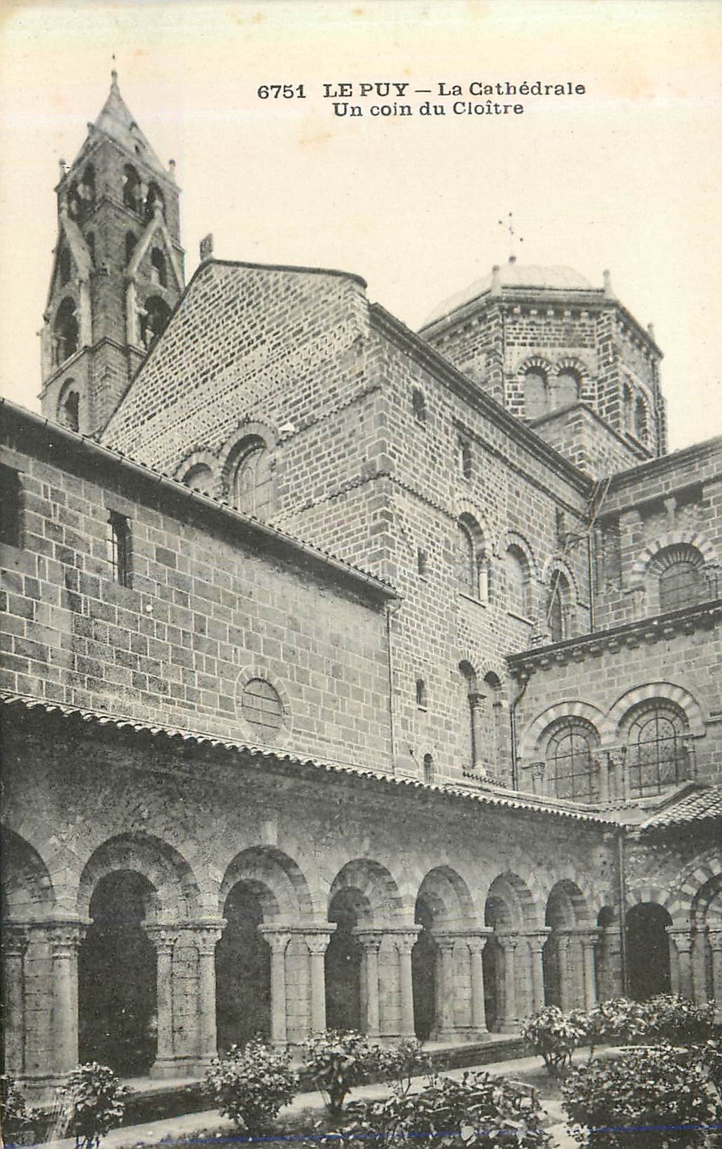 CPA Le Puy La Cathedrale Un Coin du Cloitre