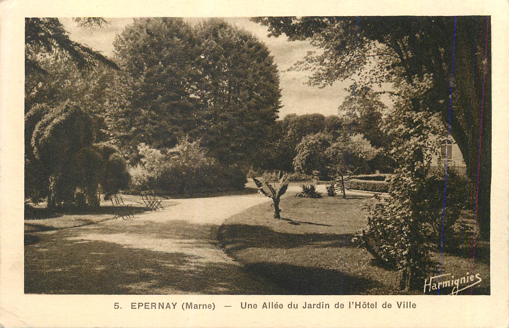Epernay (Marne) — Ein Gang im Garten des Rathauses — Harmignies