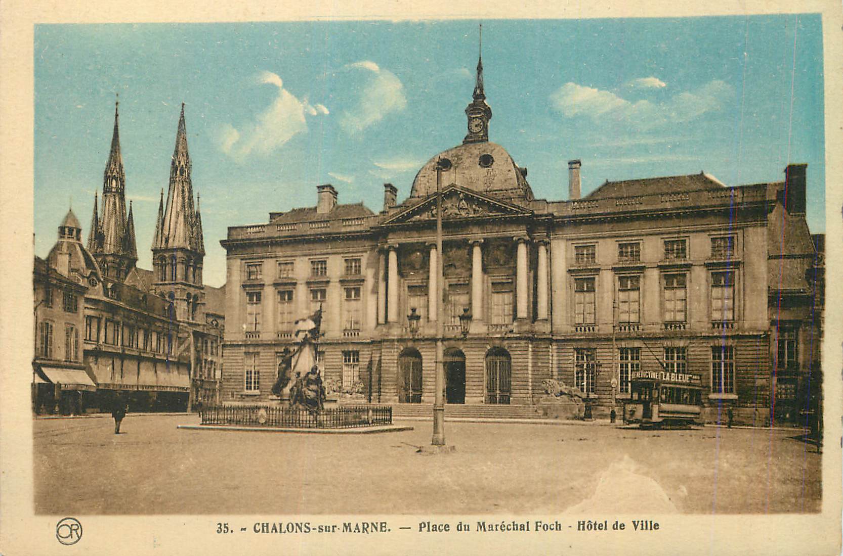 Chalons-sur-Marne — Place du Maréchal Foch — Hôtel de Ville