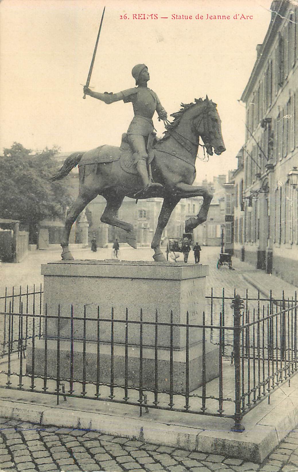 CPA Reims Statue de Jeanne d'Arc