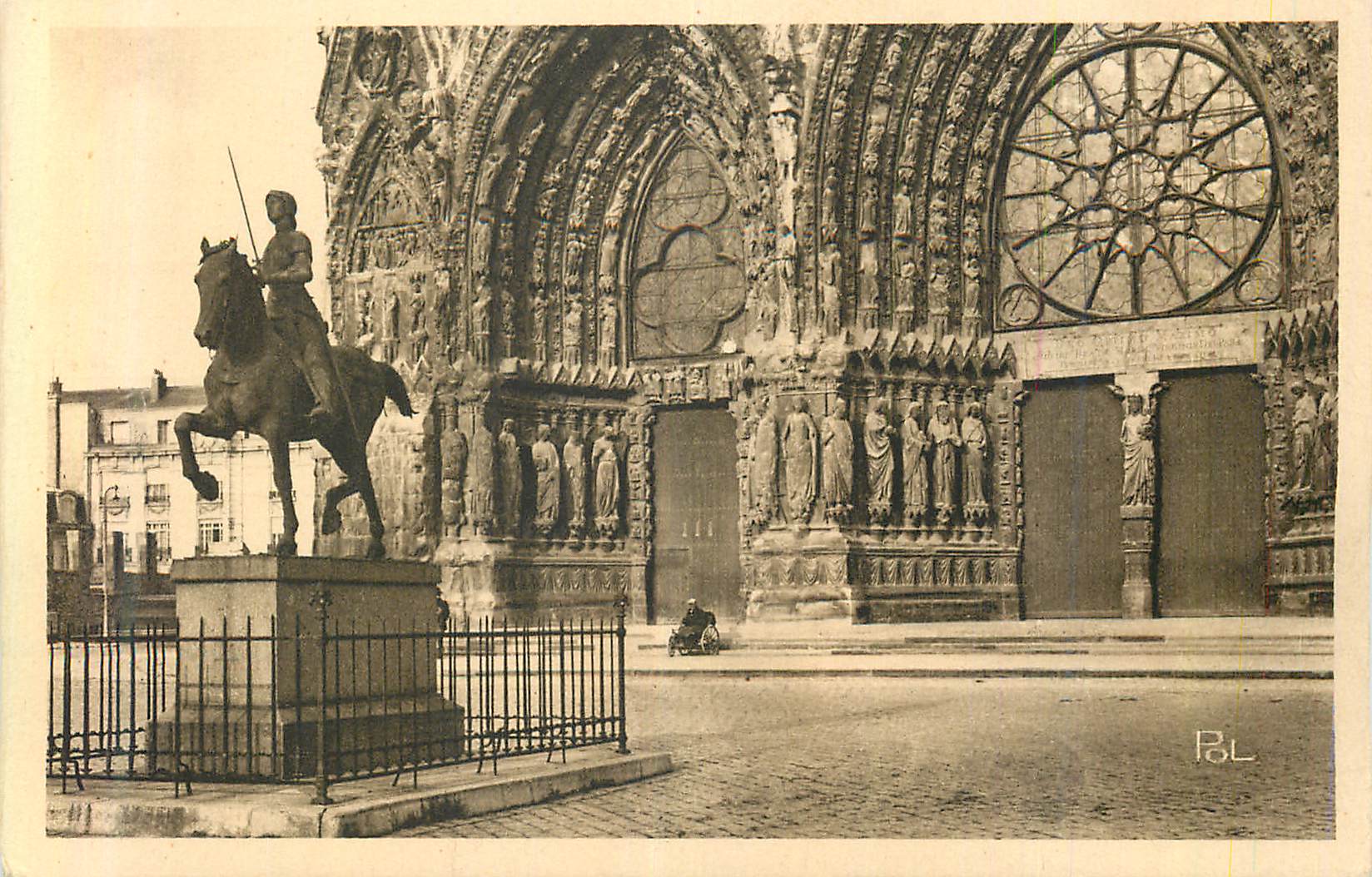 CPA Reims La Ville Renaissante Portail de la Cathedrale et Statue Jeanne d'Arc