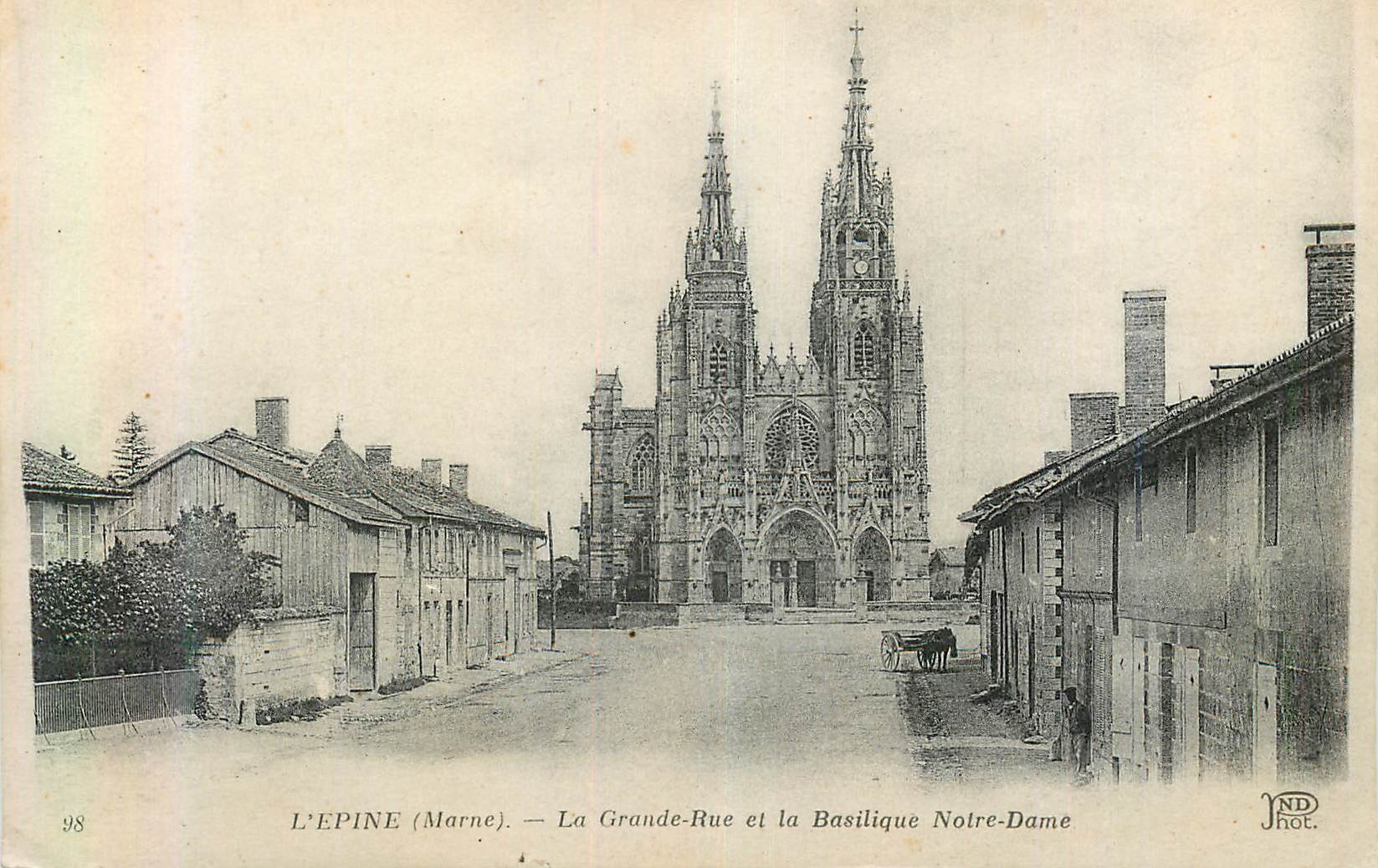 CPA L'Epine (Marne) La Grande Rue et la Basilique Notre Dame