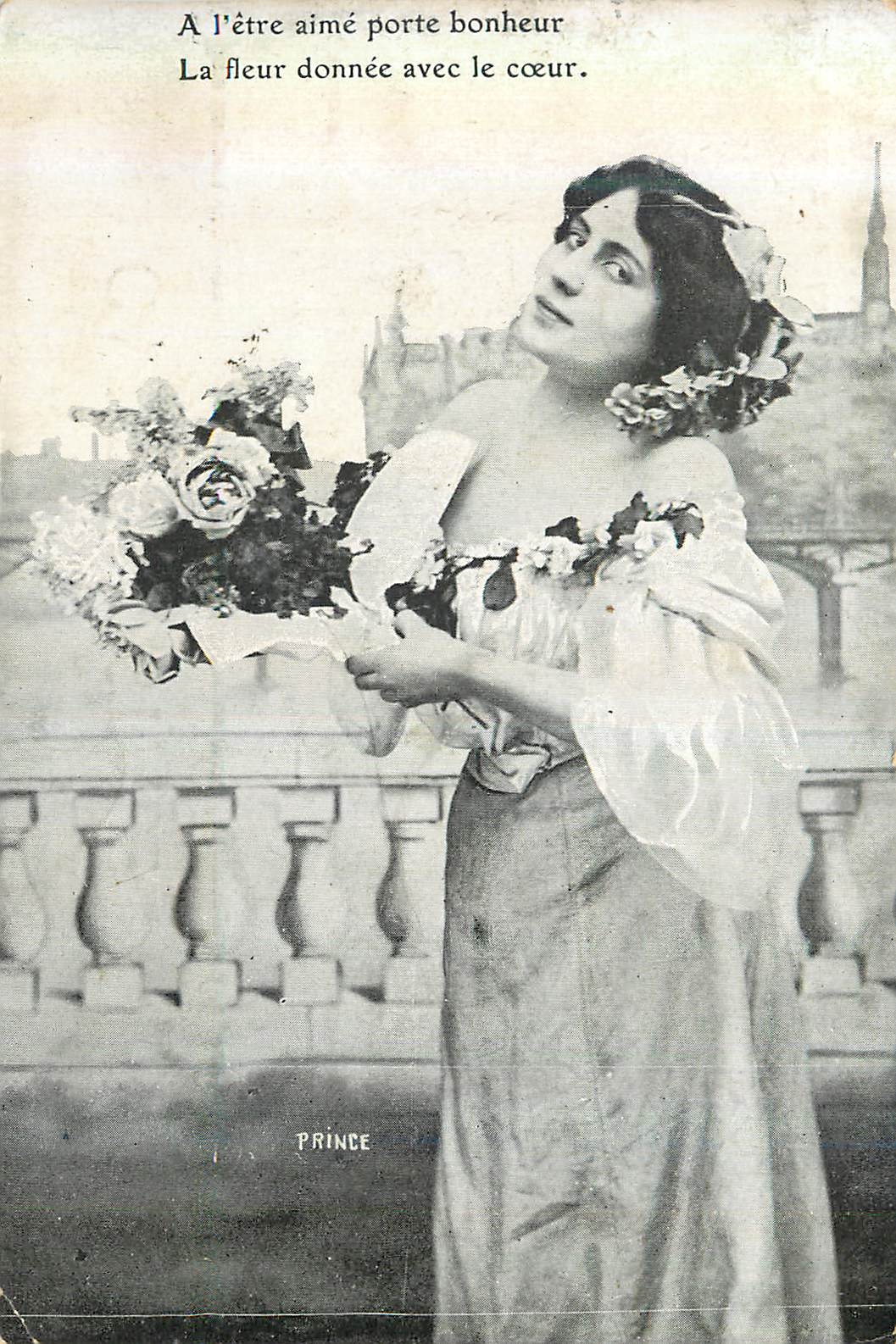 CPA A L'Etre Aime Porte Bonheur La Fleur Donnee avec le Coeur