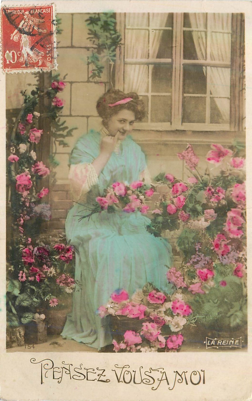 CPA Pensez vous a Moi Femme Fleurs