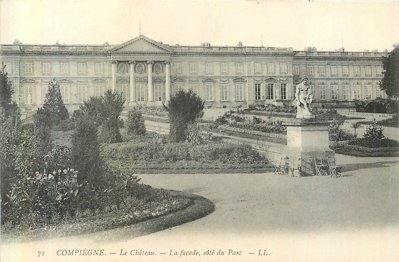 CPA Compiegne Le Chateau La Facade Cote du Parc