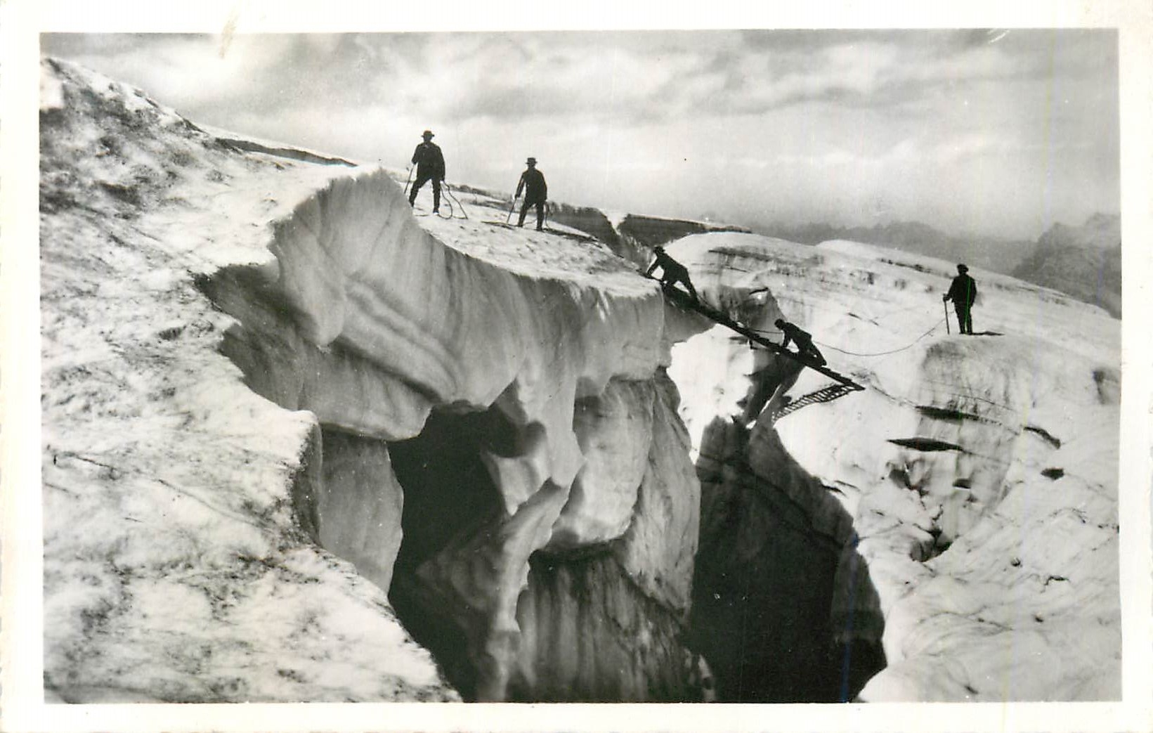 CPM Ascension du Mont Blanc Passage d'une Crevasse Alpinisme