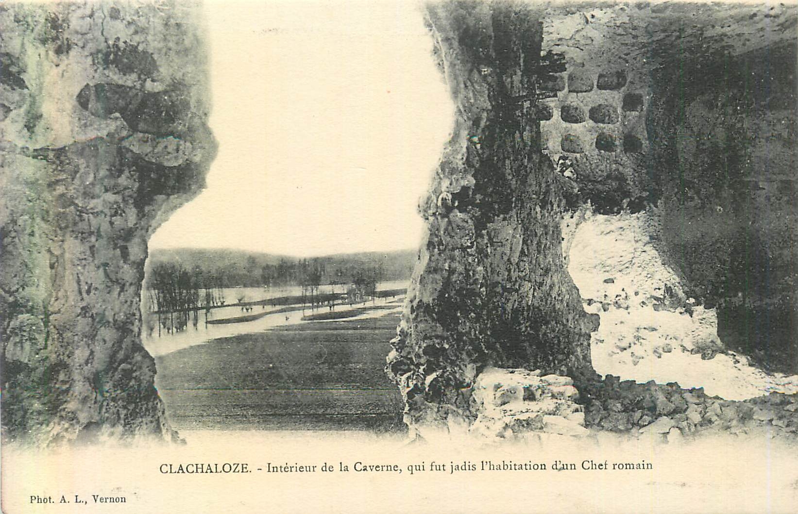 CPA Clachaloze Interieur de la Caverne qui fut Jadis l'Habitation d'un Chef Romain